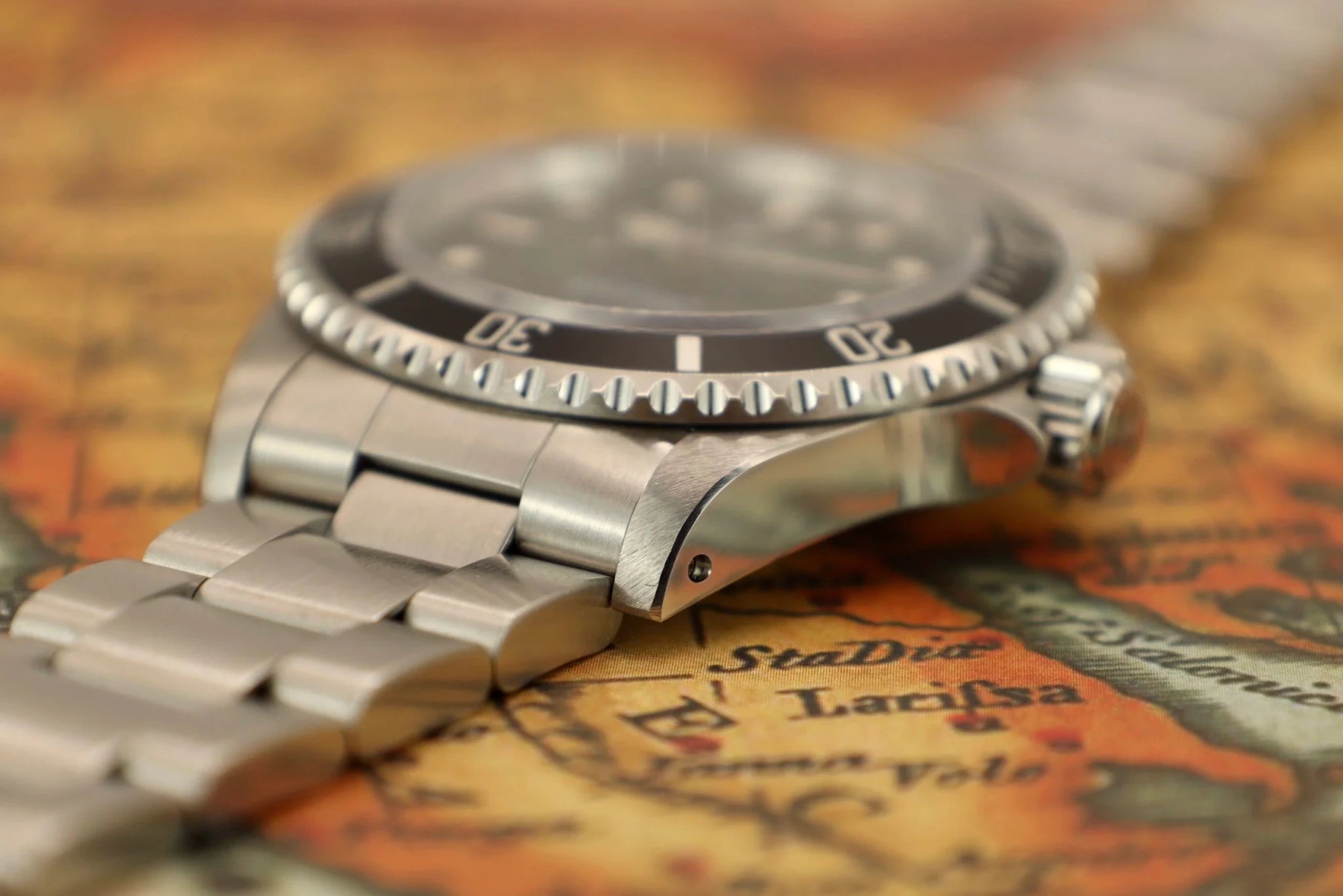 1998 Rolex Submariner Ref. 14060 | Creamy Tritium | Box and Papers - Sierra Time Co