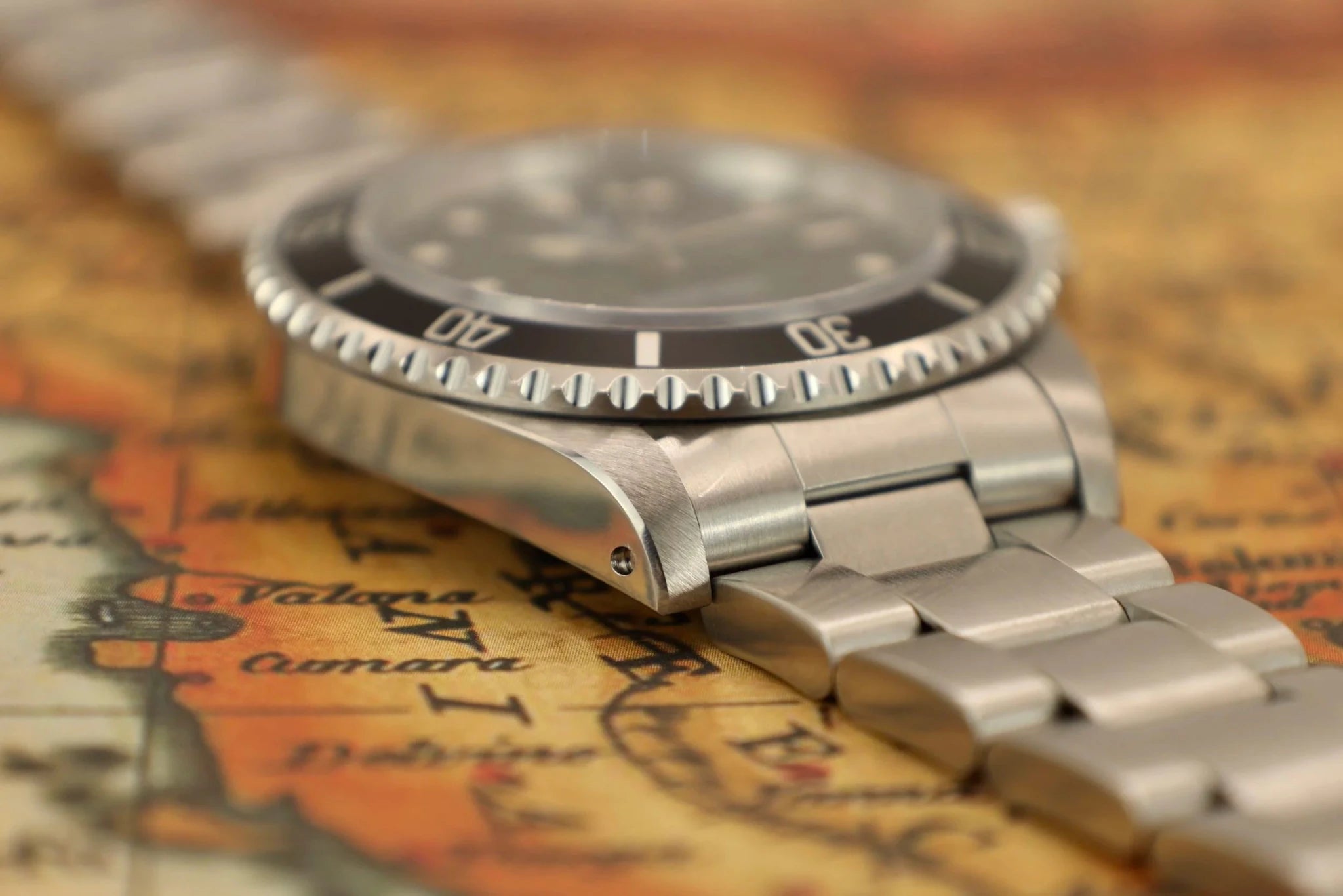 1998 Rolex Submariner Ref. 14060 | Creamy Tritium | Box and Papers - Sierra Time Co