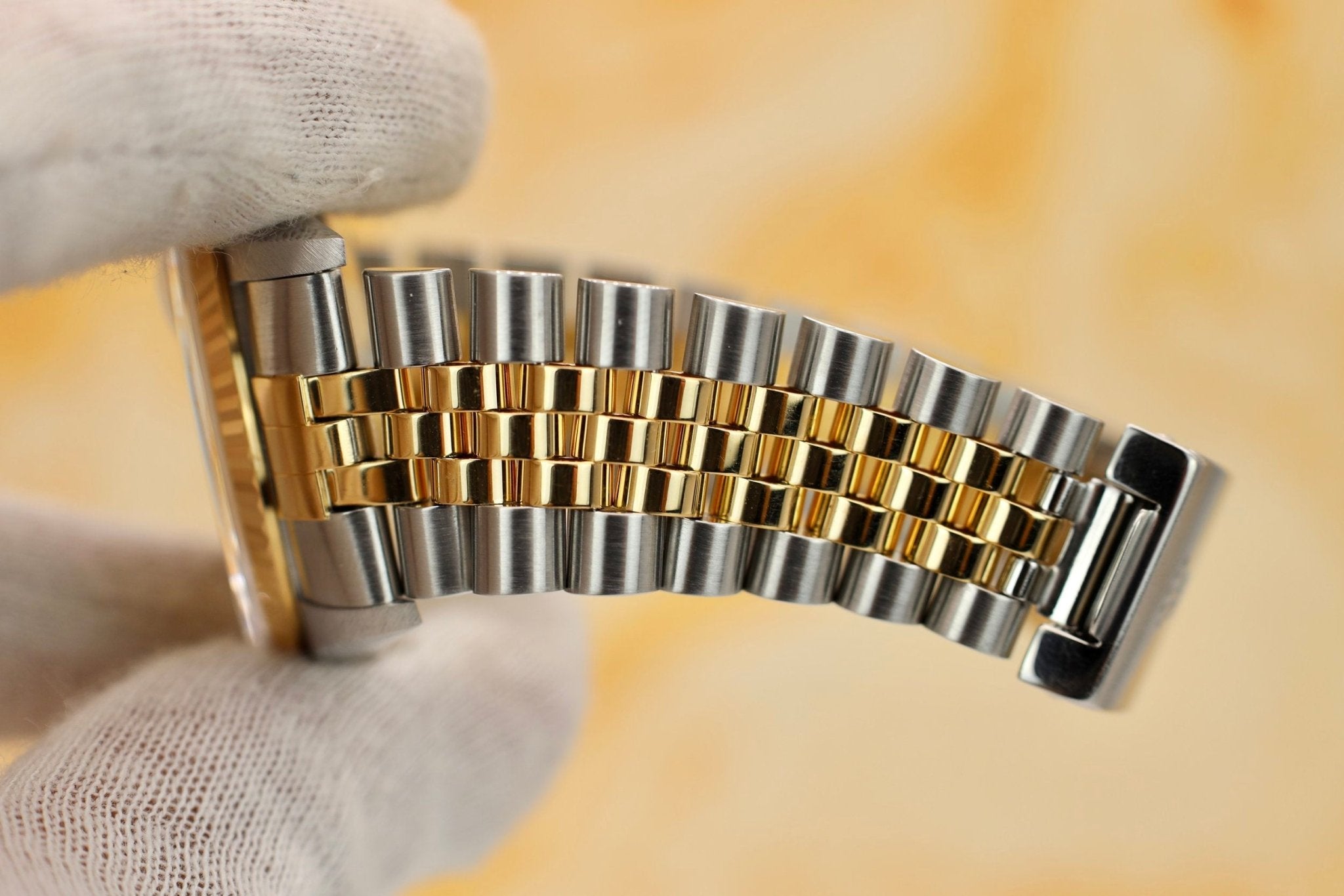 2001 Rolex Datejust Ref. 16233 | Champagne Dial - Sierra Time Co